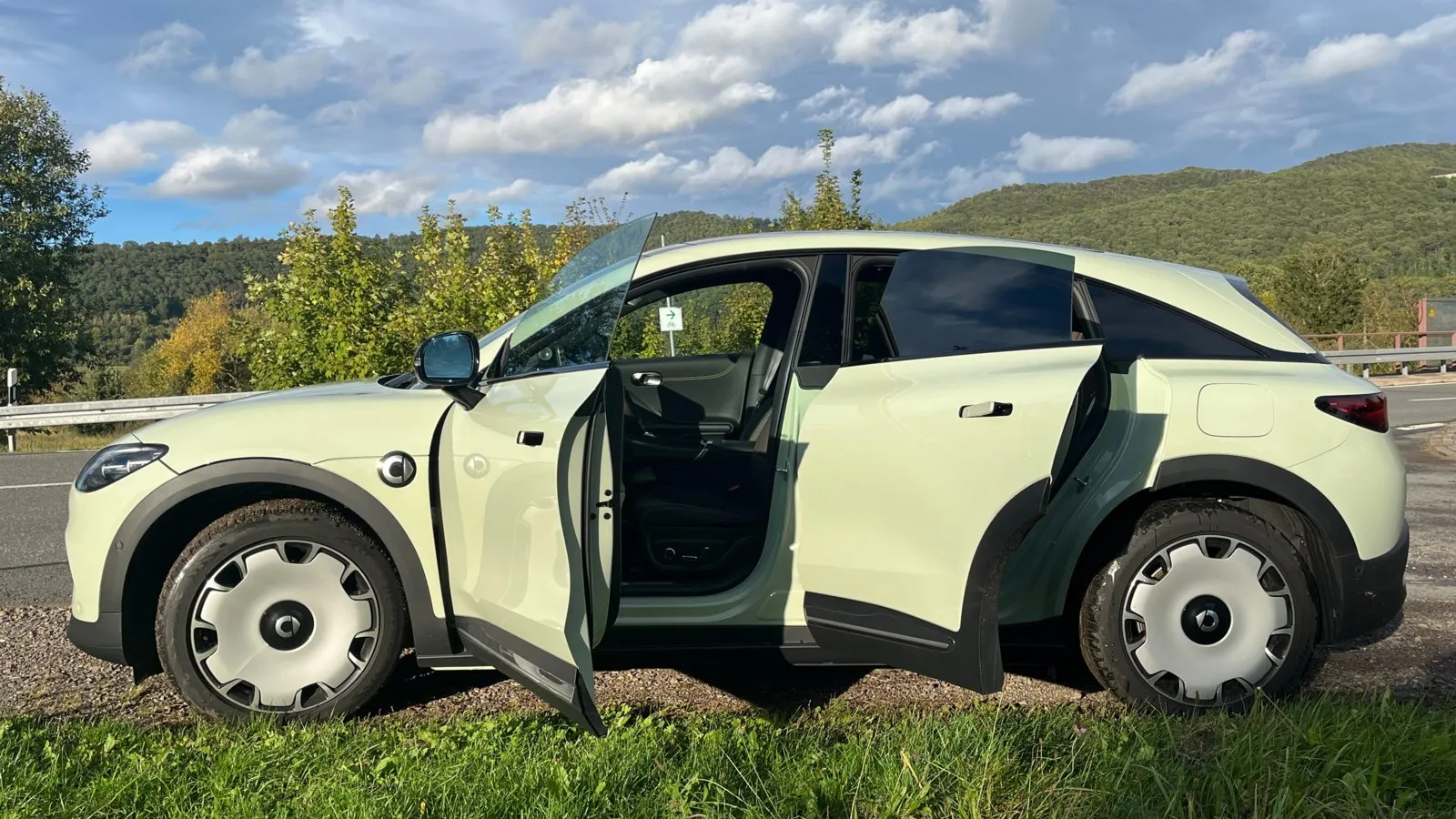 Das Platzangebot ist für ein SUV-Coupé zwar solide, aber die Mittelkonsole wirkt überladen,
