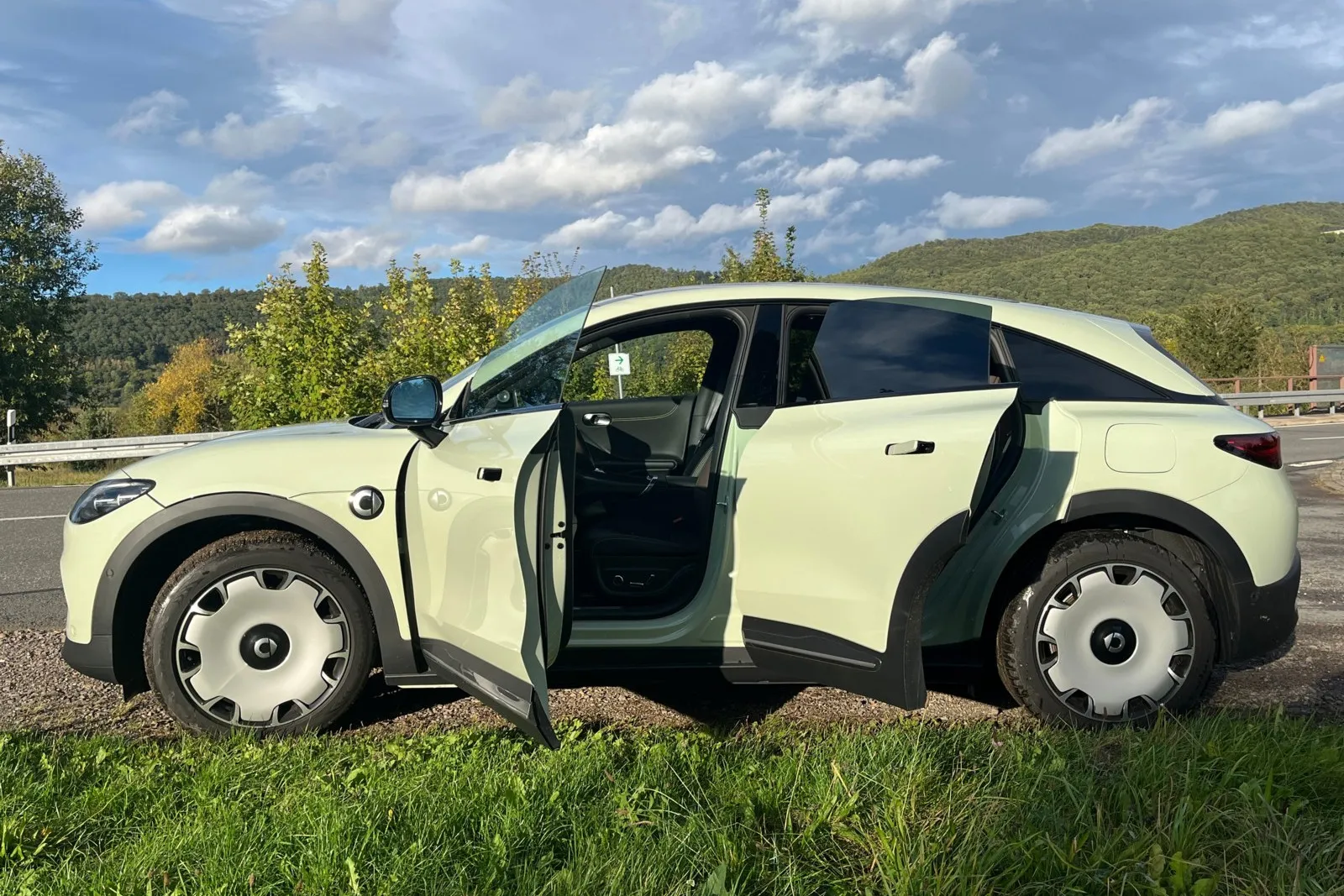 Das Platzangebot ist für ein SUV-Coupé zwar solide, aber die Mittelkonsole wirkt überladen,