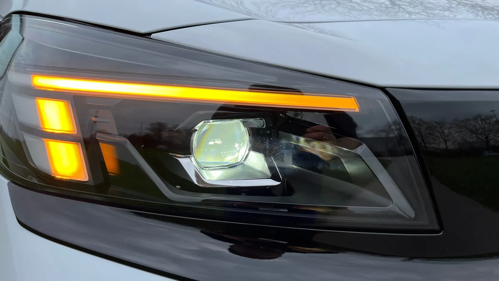 Die Opel-Front hat bei den Stellantis-Mid-Size-Vans die auffälligste Designsprache dank des soganannten Vizor aus der Opel-Designsprache.