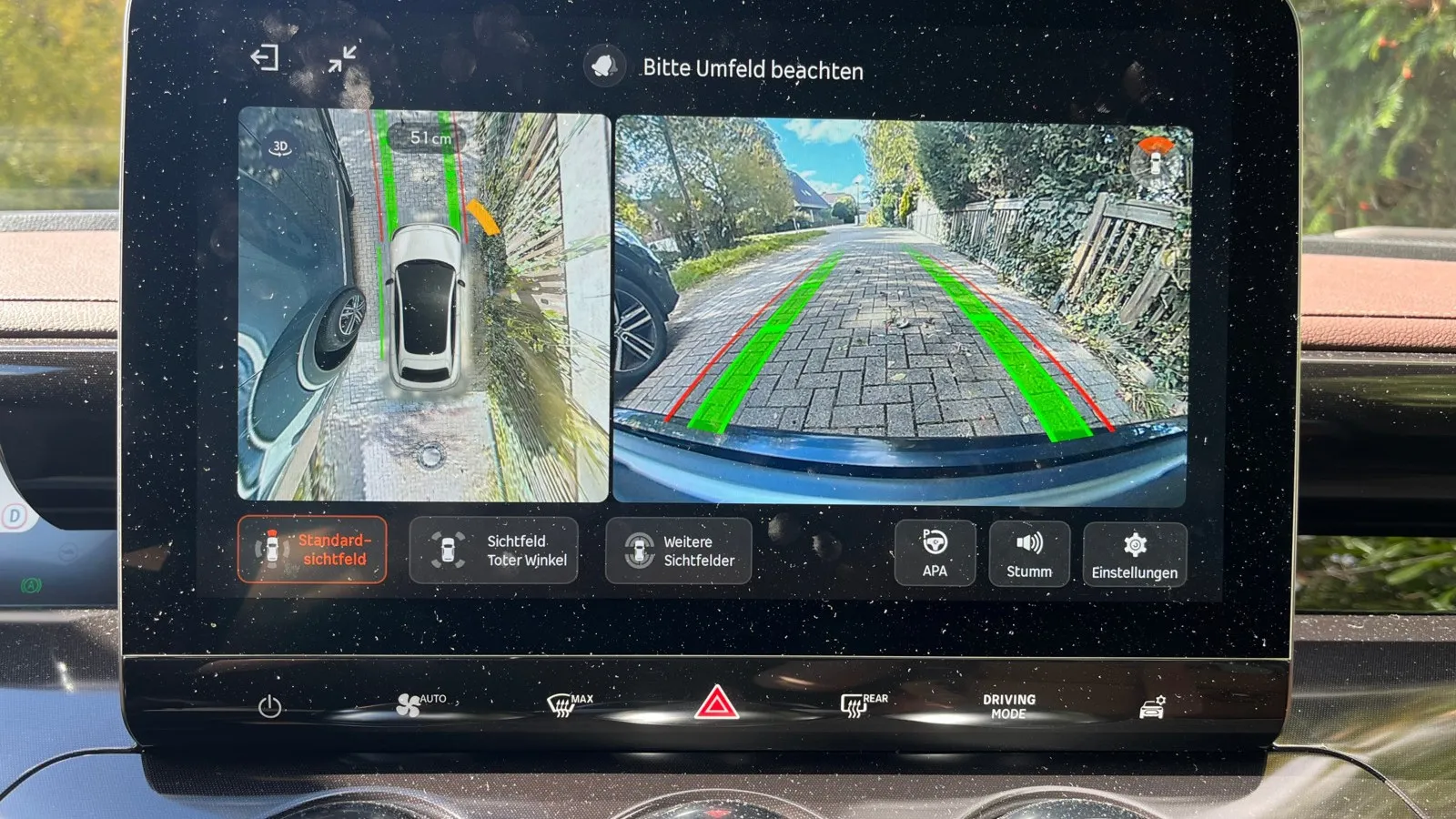 Hochwertiges Interieur mit veganem Leder und einem modernen 12,8-Zoll-Touchscreen. Adaptive Geschwindigkeitsregelung, Spurhalteassistent und automatisches Notbremssystem serienmäßig.