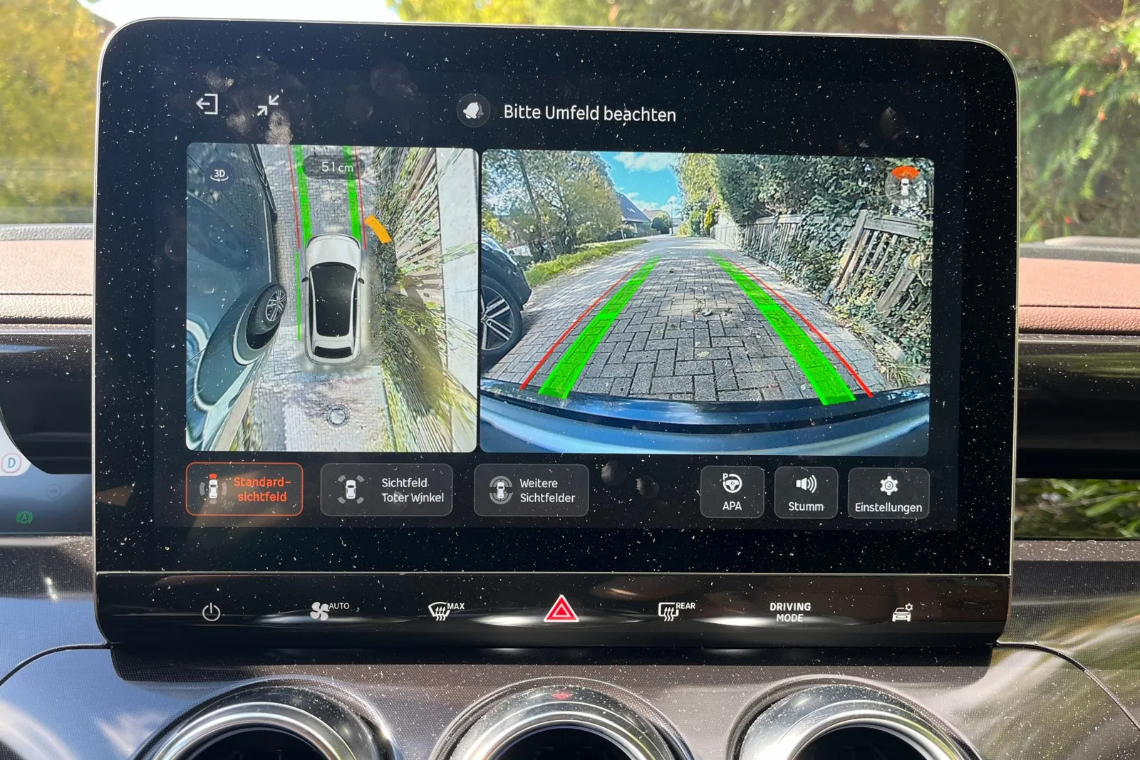 Hochwertiges Interieur mit veganem Leder und einem modernen 12,8-Zoll-Touchscreen.  Adaptive Geschwindigkeitsregelung, Spurhalteassistent und automatisches Notbremssystem serienmäßig.