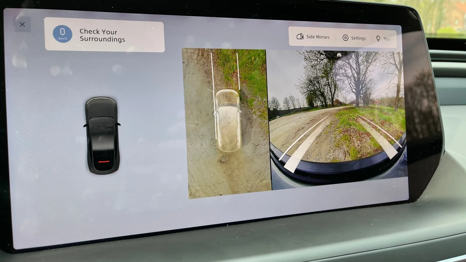 Die transparente Darstellung des Fahrzeugs in der Vogelperspektive hilft beim Erkennen von Hindernissen.