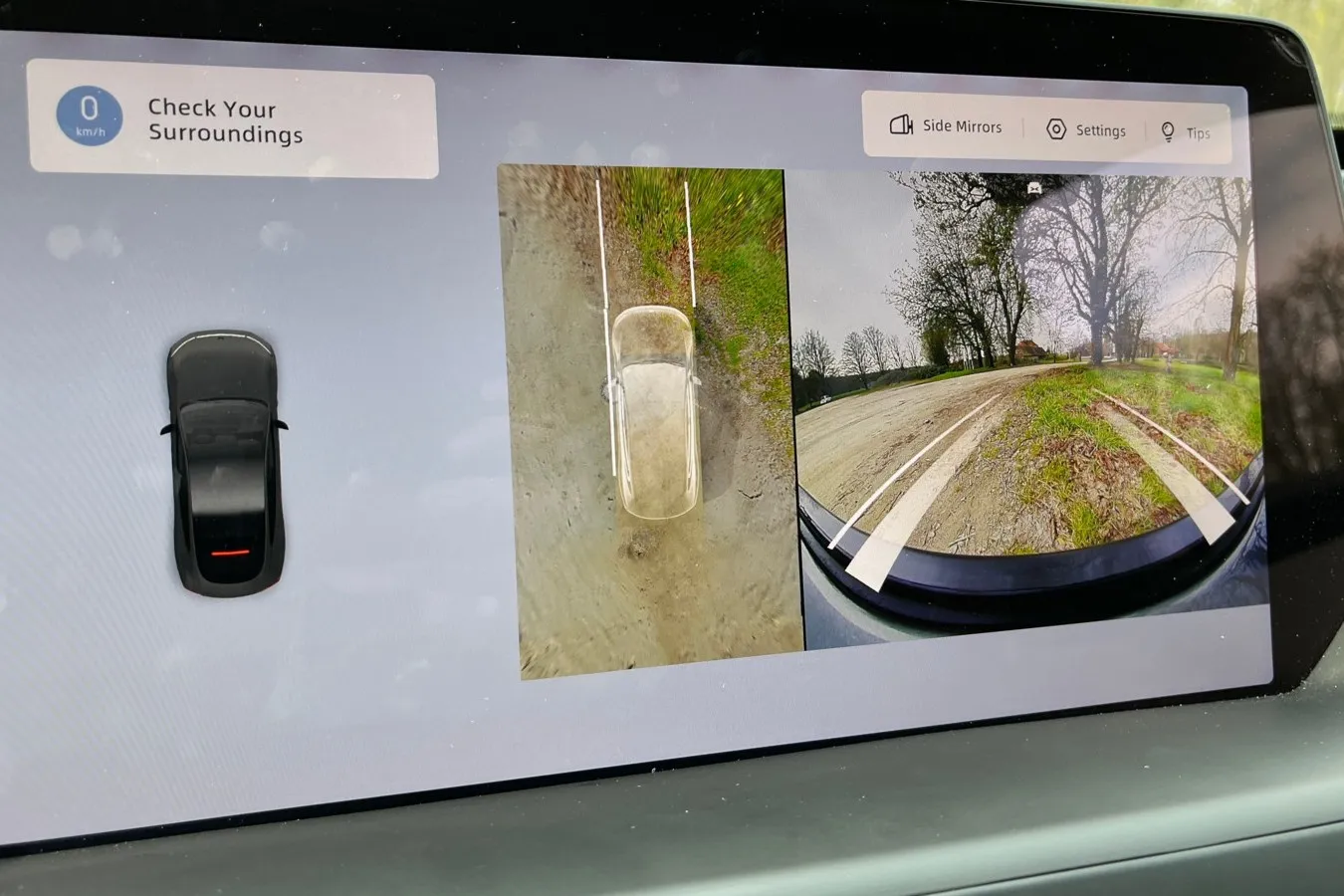 Die transparente Darstellung des Fahrzeugs in der Vogelperspektive hilft beim Erkennen von Hindernissen.