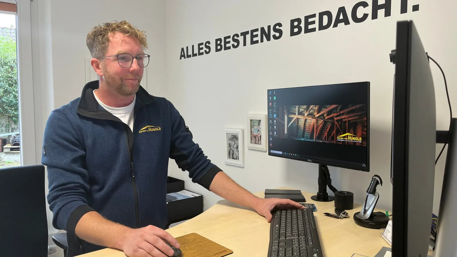 Mit wenigen Klicks kann Thomas Potthast nachvollziehen, wo sich seine 14 Fahrzeuge befinden und wie der aktuelle Wartungszustand ist.