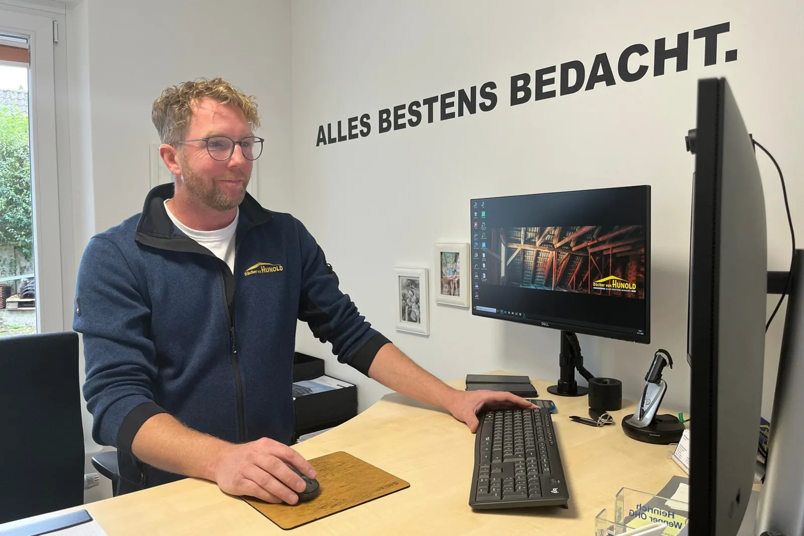 Mit wenigen Klicks kann Thomas Potthast nachvollziehen, wo sich seine 14 Fahrzeuge befinden und wie der aktuelle Wartungszustand ist.