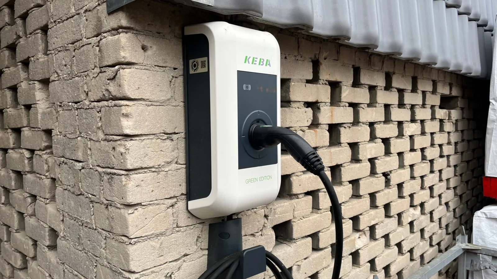 Um die neuen E-Fahrzeuge umweltfreundlich zu laden, wird derzeit auf dem eigenen Gelände eine Photovoltaikanlage installiert.