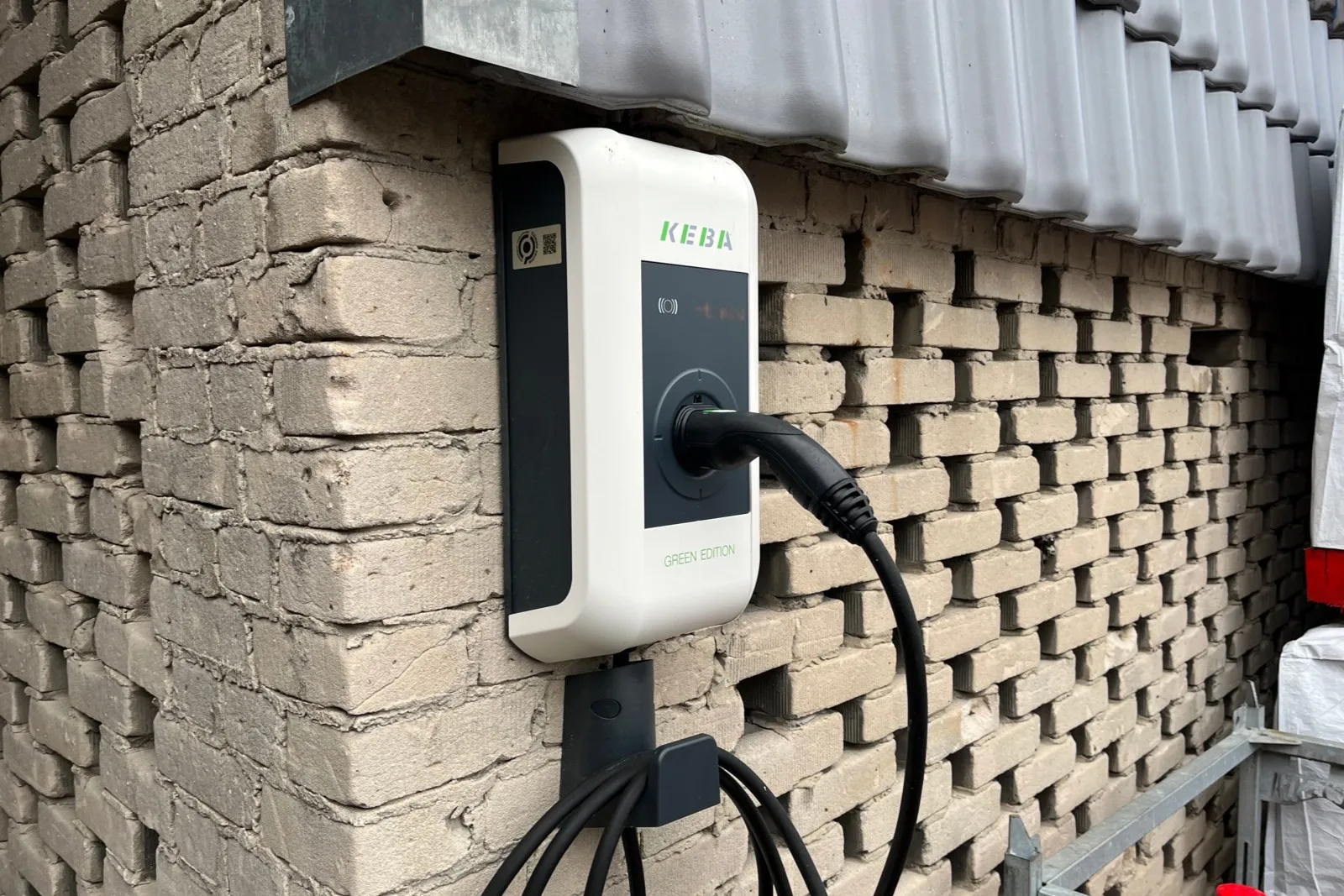 Um die neuen E-Fahrzeuge umweltfreundlich zu laden, wird derzeit auf dem eigenen Gelände eine Photovoltaikanlage installiert.