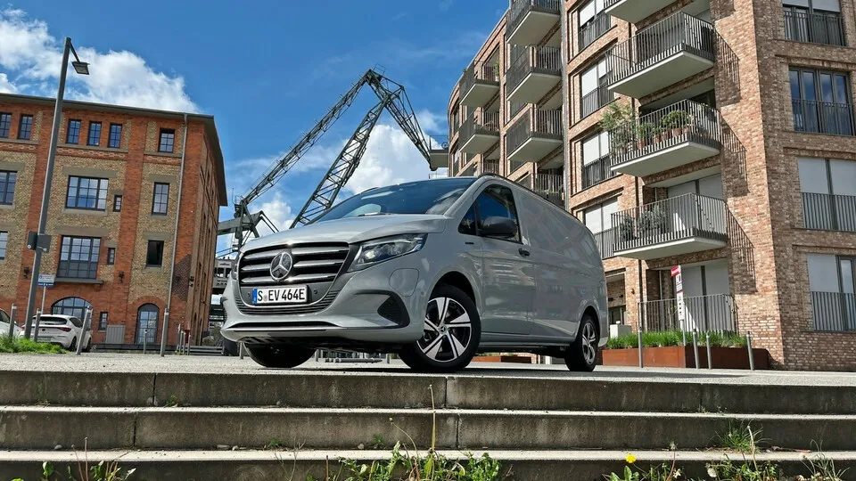 Der neue elektrische Vito von Mercedes-Benz kommt mit 60 kWh nutzbarer Batteriegröße und bis zu 318 km Zyklus-Reichweite.