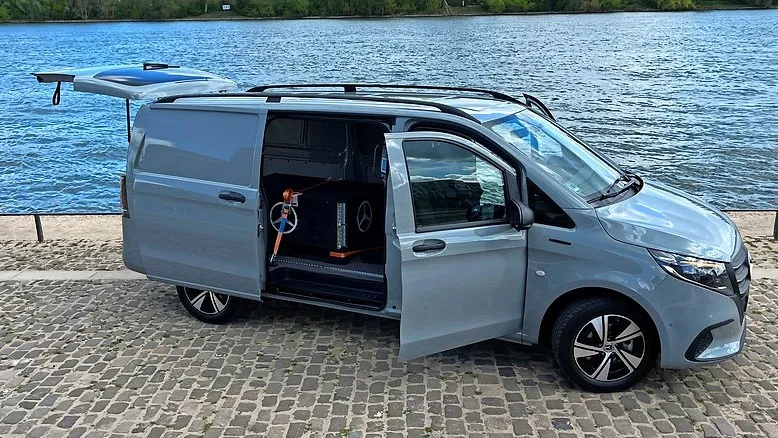 Der E-Vito kommt serienmäßig mit klassischer Heckklappe. Zweiflügelige Türen gibt es zum Aufpreis.