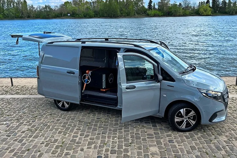 Der E-Vito kommt serienmäßig mit klassischer Heckklappe. Zweiflügelige Türen gibt es zum Aufpreis.