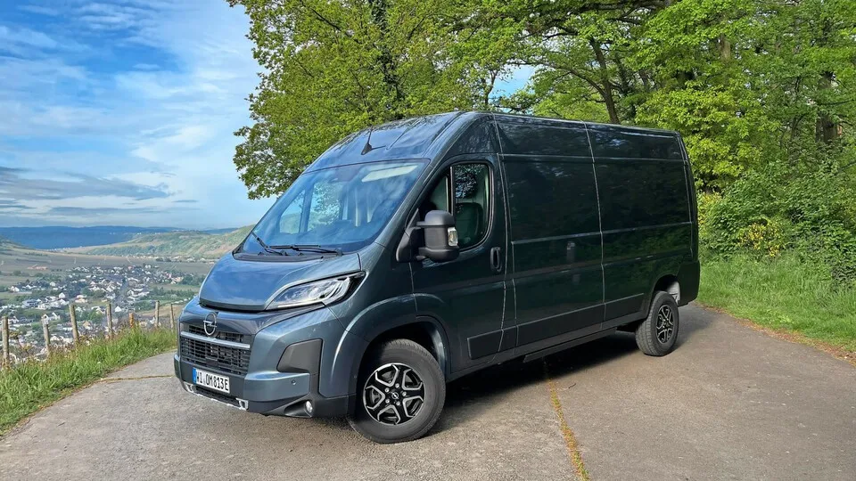 Der Opel Movano Electric ist der größte der leichten Transporterfamilie und optisch klar zu erkennen ist die Basis des Fiat Ducato.