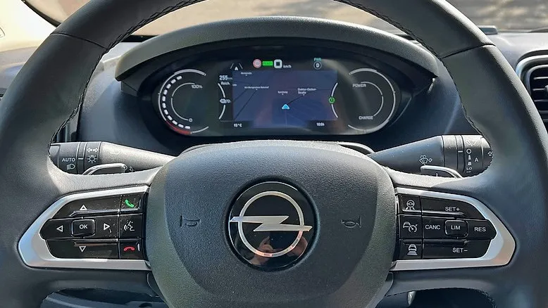 Das Cockpit im Transporter ist voll digital und zeigt übersichtlich alle wichtigen Fahrerinformationen.