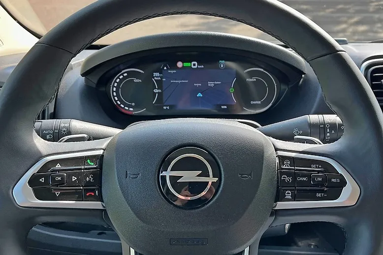 Das Cockpit im Transporter ist voll digital und zeigt übersichtlich alle wichtigen Fahrerinformationen.