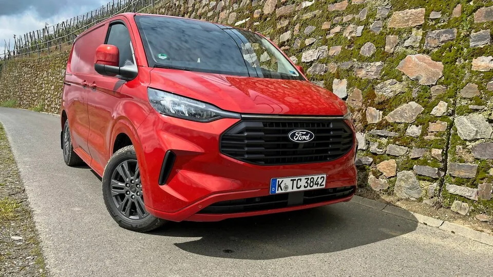 Die neue Generation des Ford Transit Custom macht optisch einen guten Eindruck. Auch das Fahrverhalten, selbst mit mehreren Hundert Kilogramm Ladung überzeugt ebenfalls.