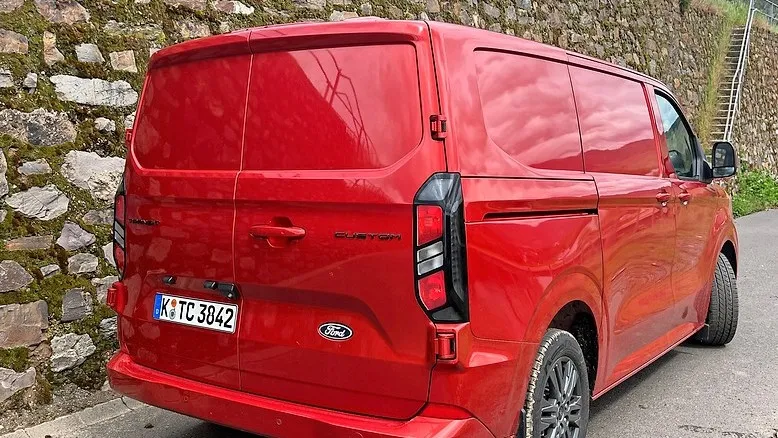 Auch hinten überarbeitet: Der Transit Custom ist ein moderner, attraktiver Transporter.