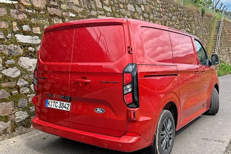 Auch hinten überarbeitet: Der Transit Custom ist ein moderner, attraktiver Transporter.