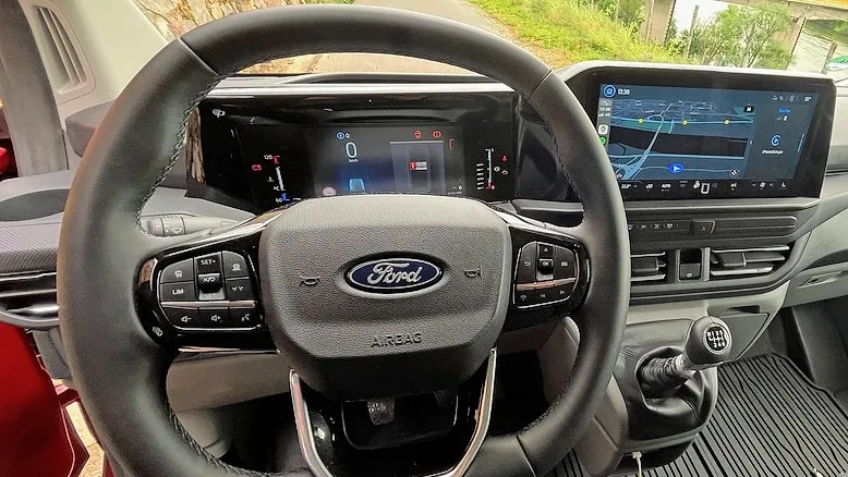 Das Cockpit wirkt nicht ausufernd zwangsmodernisiert, das ist gut. Bei der Auflösung des Fahrerinformationsdisplays hat man gespart.