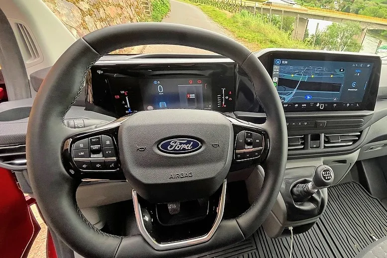 Das Cockpit wirkt nicht ausufernd zwangsmodernisiert, das ist gut. Bei der Auflösung des Fahrerinformationsdisplays hat man gespart.