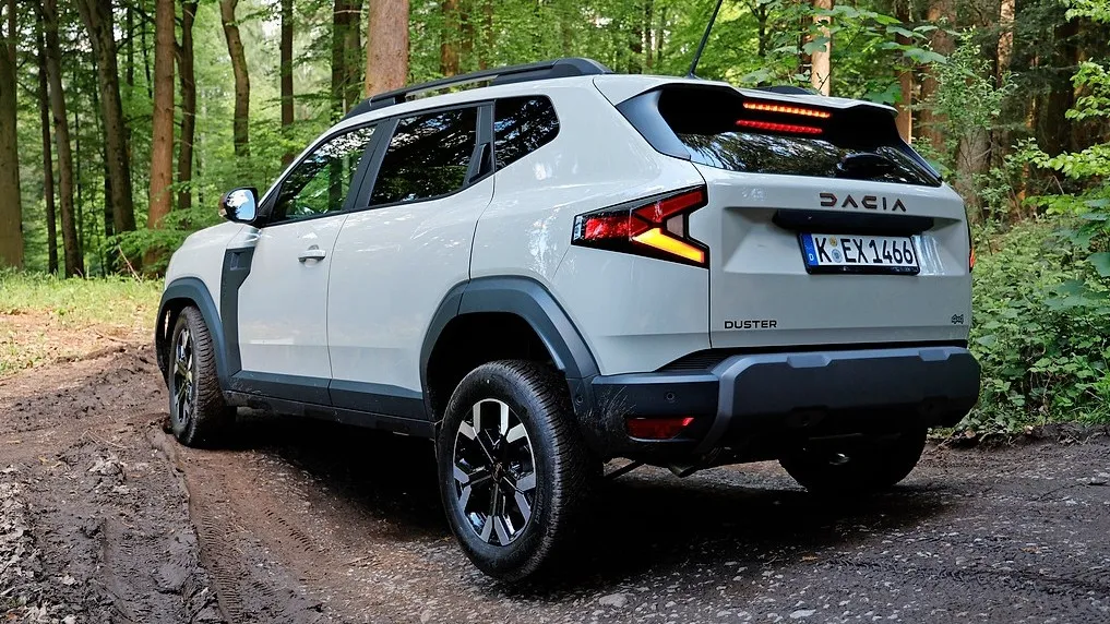Der neue Duster ist sowohl vom Design als auch vom Ausstattungsumfang deutlich aufgewertet im Vergleich zur früheren Generation. Natürlich gibt es ihn auch mit einem echten Allradantrieb.