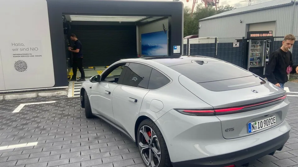 Nach einer Umfrage des TÜV-Verbands sehen 63 Prozent der Deutschen in der Technik eine bessere Alternative zu fest verbauten Batterien.