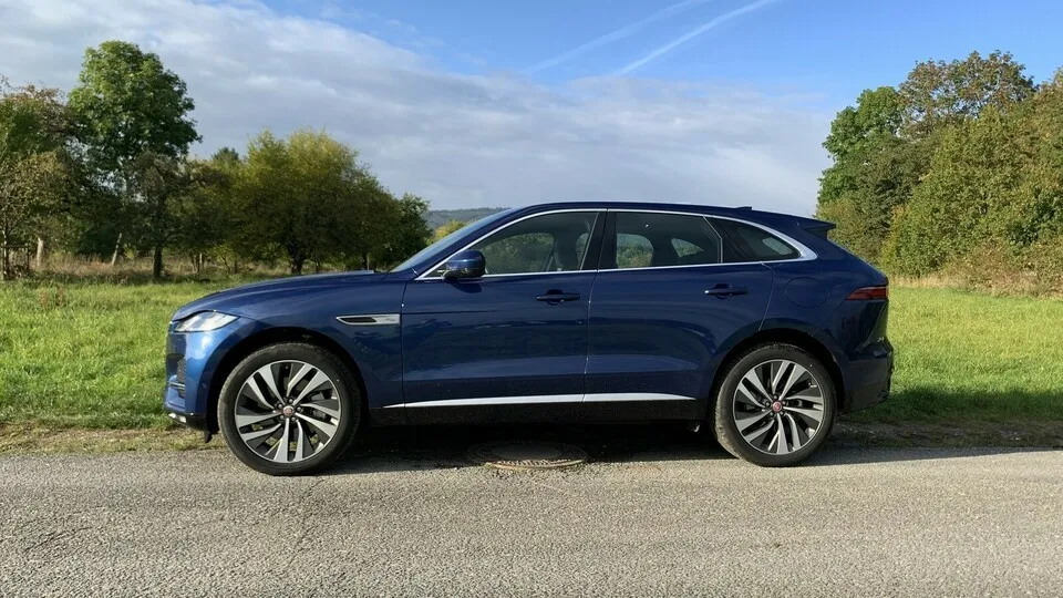 Die Kombination aus massiven Auftreten und harmonischer Form des 4,75 Meter langen Jaguar F-Pace P400e wirkt selbstbewusst, aber nicht aggressiv.