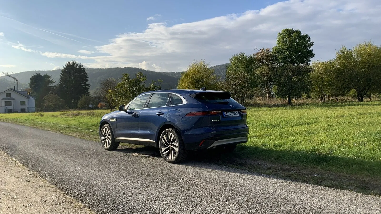 Dieses Design gibt dem Jaguar eine ganz eigene Note. Unterstrichen wird das Massive des Karosseriekörpers noch dadurch, dass die vermeintlichen Außenschweller Teil der Tür sind.