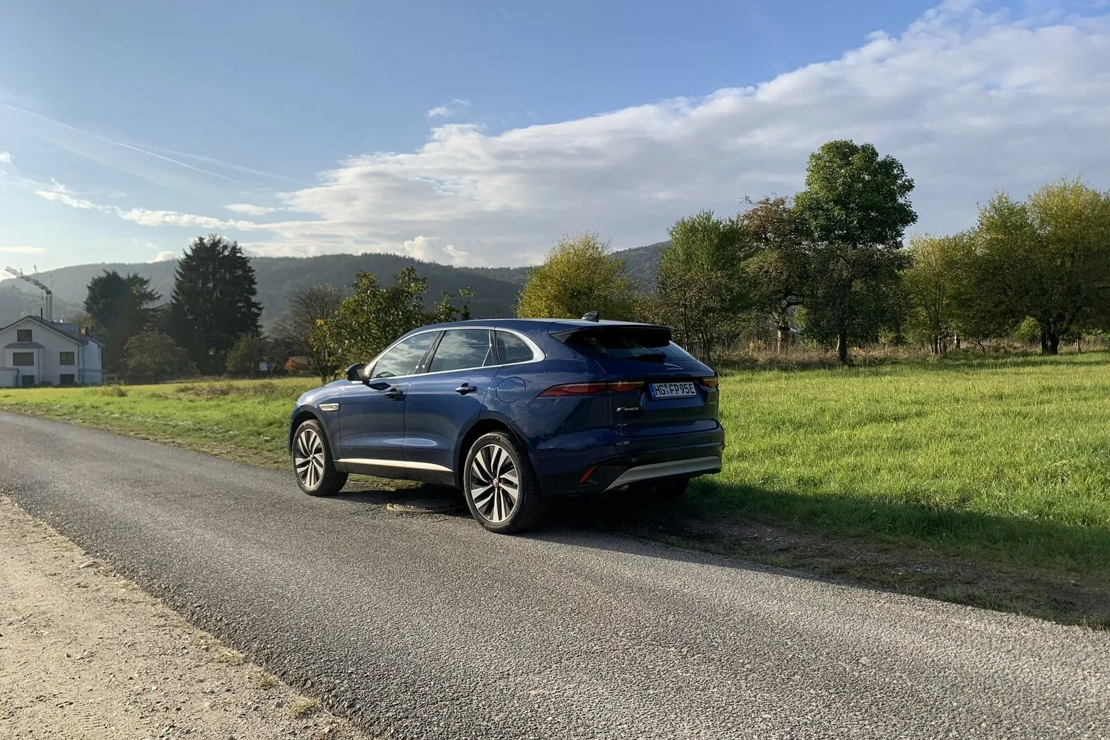 Dieses Design gibt dem Jaguar eine ganz eigene Note. Unterstrichen wird das Massive des Karosseriekörpers noch dadurch, dass die vermeintlichen Außenschweller Teil der Tür sind.