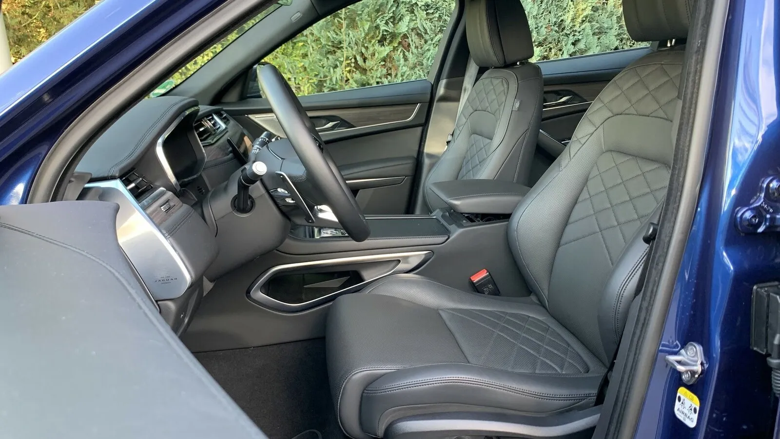 Sowohl Fahrer als auch Mitfahrer gelangen bequem über die weit zu öffnenden Türen in das Fahrzeuginnere.
