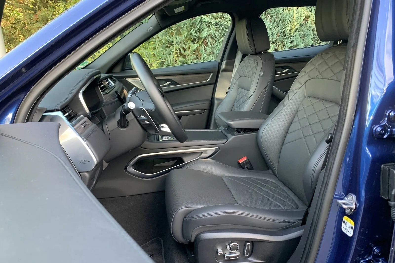 Sowohl Fahrer als auch Mitfahrer gelangen bequem über die weit zu öffnenden Türen in das Fahrzeuginnere.