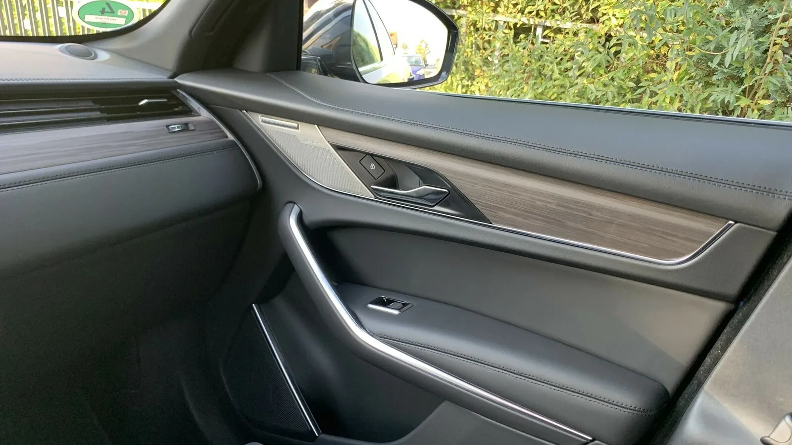 Die Einfassungen aus Holz lassen genauso wenig zu wünschen übrig wie die Platzverhältnisse und das neu gestaltete Cockpit.