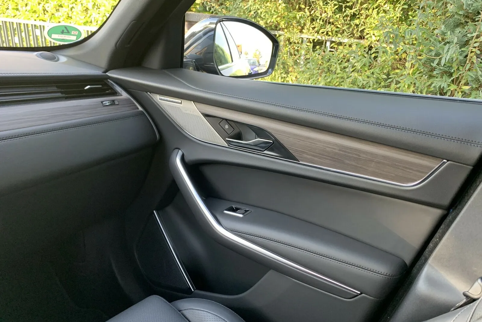 Die Einfassungen aus Holz lassen genauso wenig zu wünschen übrig wie die Platzverhältnisse und das neu gestaltete Cockpit.