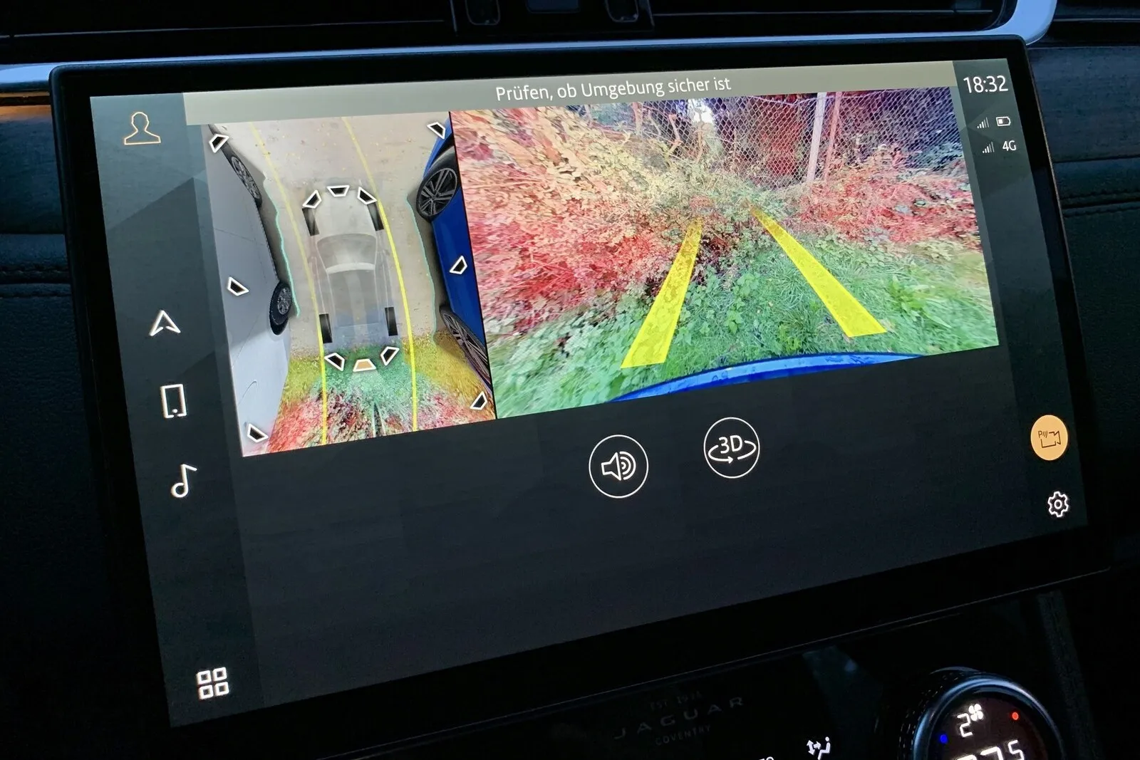 Aus den Daten der verschiedenen Außenkameras am Fahrzeug wird ein 360 Grad Bild erstellt. In der Birdview-Ansicht, wird der Abstand zu Hindernissen farblich kenntlich gemacht.