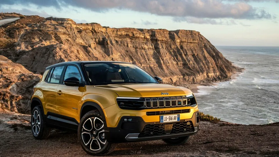Der elektrische Avenger schafft eine Reichweite von bis zu 400 Kilometern