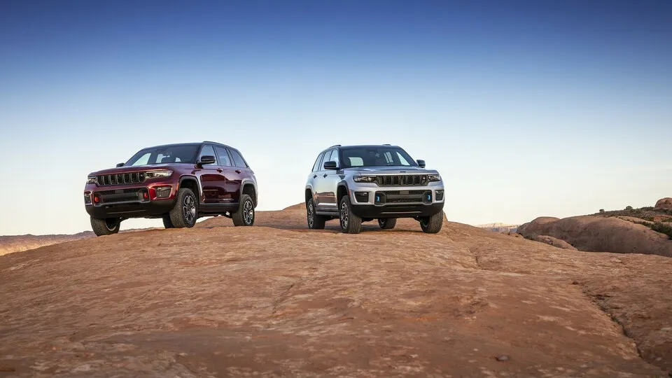 Der neue Cherokee wird in Kürze auch in der Standardvariante angeboten. Unter der Haube schlummern entweder V6, V8 oder ein aufgeladener 2,0-Liter-Plug-in-Hybrid.