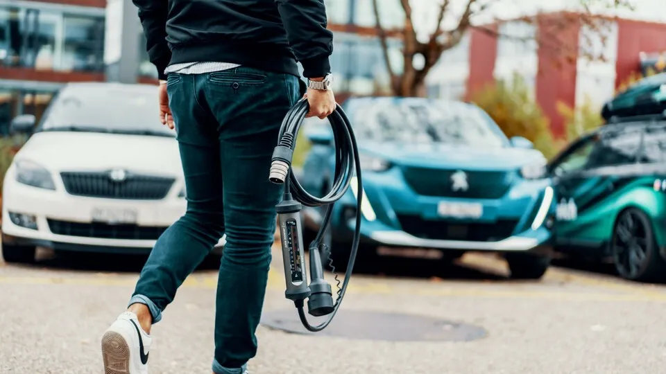 Mobile Ladegeräte bieten Flexibilität: Sie ermöglichen schnelles Laden an verschiedensten Steckdosen unterwegs.