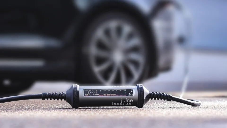 Produkte wie der „Juice Booster“ dienen auf Reisen als Wallbox für Elektrofahrzeuge.
