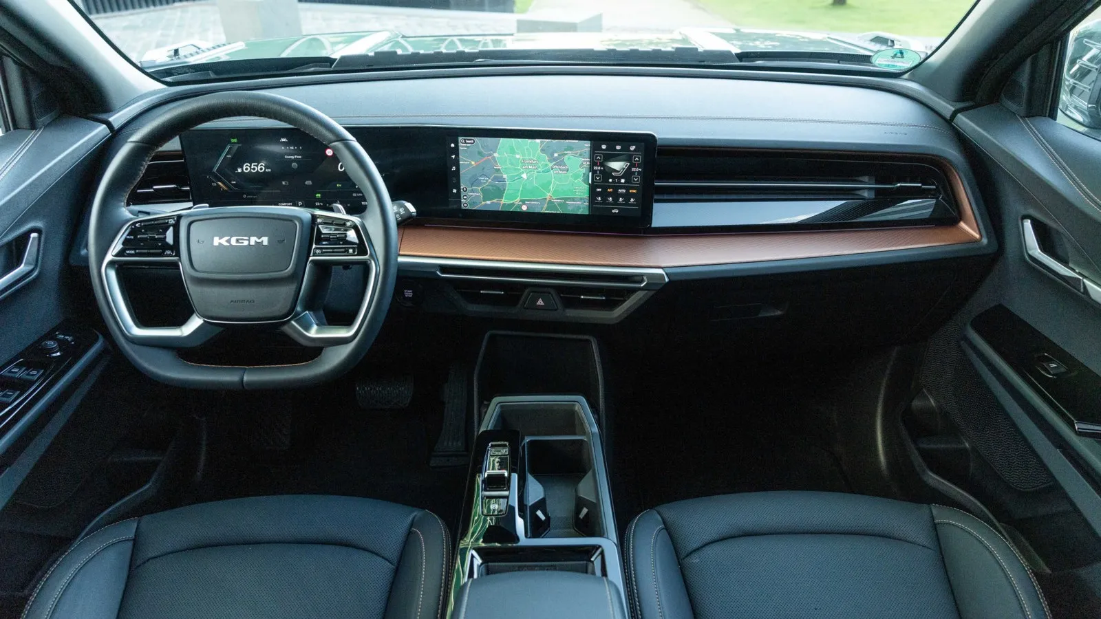 Das Cockpit des KGM Musso ist aufgeräumt; die Anzeigen liegen gut im Blick.