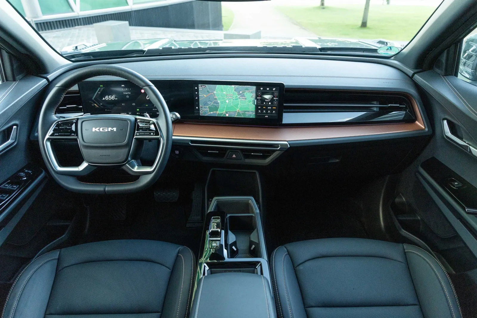 Das Cockpit des KGM Musso ist aufgeräumt; die Anzeigen liegen gut im Blick.