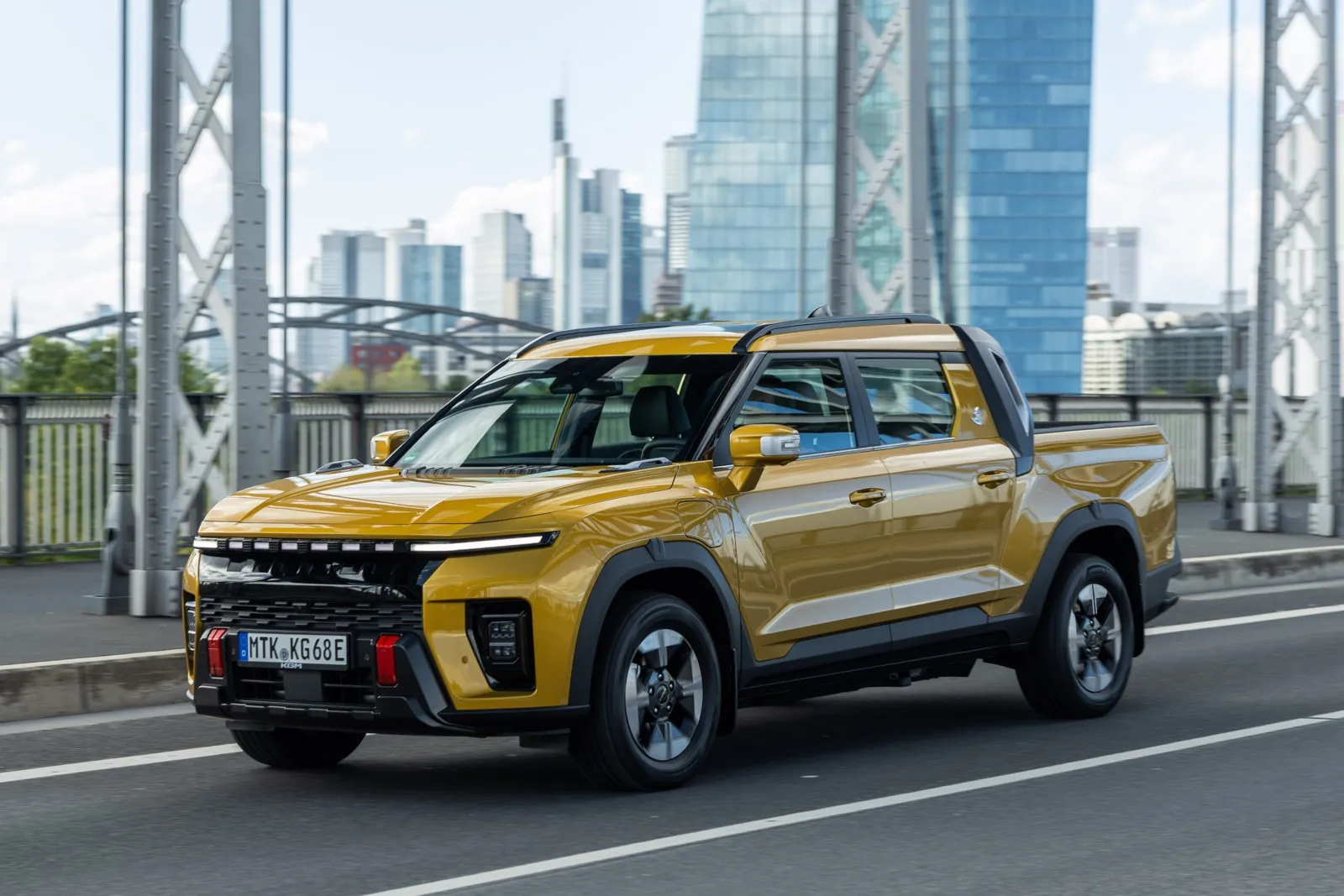 Trotz einer Länge von 5,16 Metern lässt sich der Musso Pick-up locker durch den Verkehr bewegen.