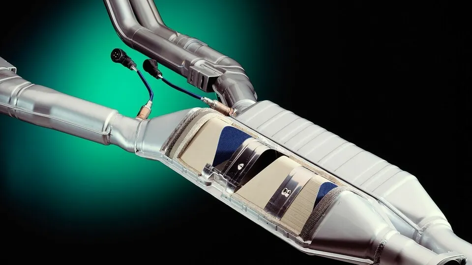 125 Jahre Innovation: 1986 - Geregelter Dreiwege-Katalysator serienmäßig für alle Pkw. 

125 years of innovation: 1986 - Three-way catalytic converter as standard for all passenger cars.