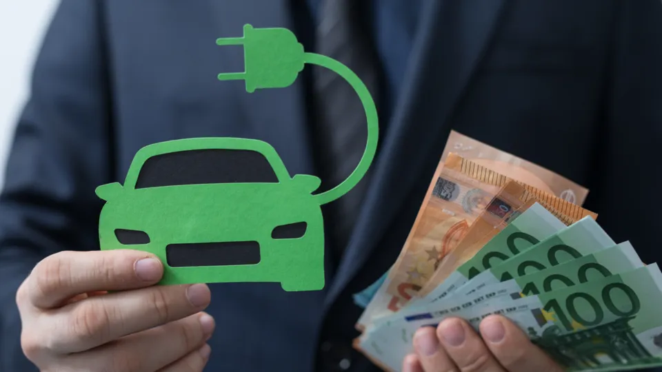 Um den Markt wieder anzukurbeln, fordert der Bundesrat nun eine neue Elektrokauf-Prämie.