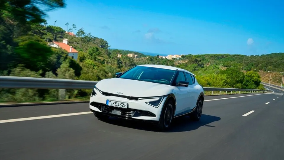 Sportlicher Auftritt, große Reichweite, kurze Ladestopps, Top-Komfort: Kias Powerstromer EV6 fährt geschärft und gestärkt ins Modelljahr 2025.