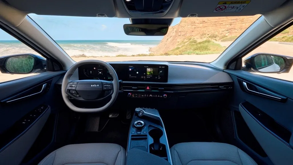 Der Fahrer wird von einer ganzen Heerschar modernernster Assistenten unterstützt. Ganz neu an Bord ist die Hands-on-Erkennung im Lenkradkranz, die das assistierte Fahren noch komfortabler macht.