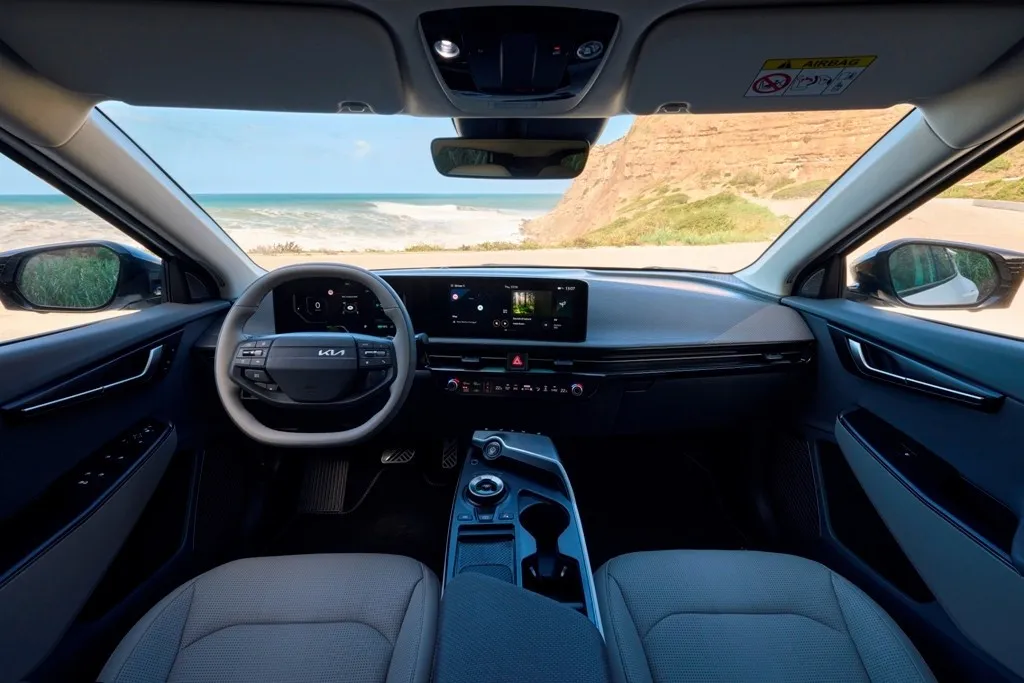 Der Fahrer wird von einer ganzen Heerschar modernernster Assistenten unterstützt. Ganz neu an Bord ist die Hands-on-Erkennung im Lenkradkranz, die das assistierte Fahren noch komfortabler macht.