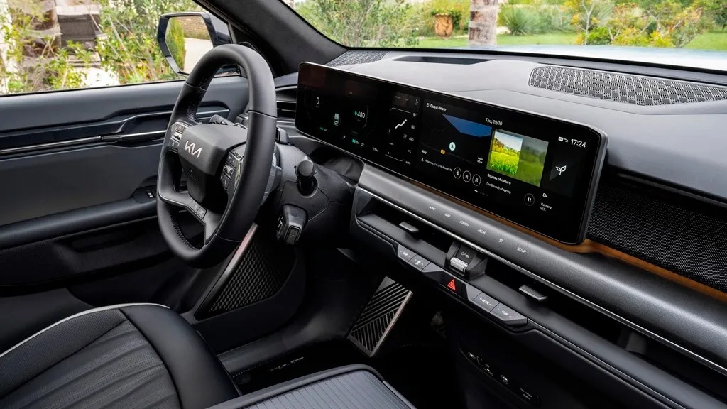 Das Innere zeichnet 12,3-Zoll-Digitalinstrumente sowie den gleich großen Touchscreen zum Bedienen des Infotainments.
