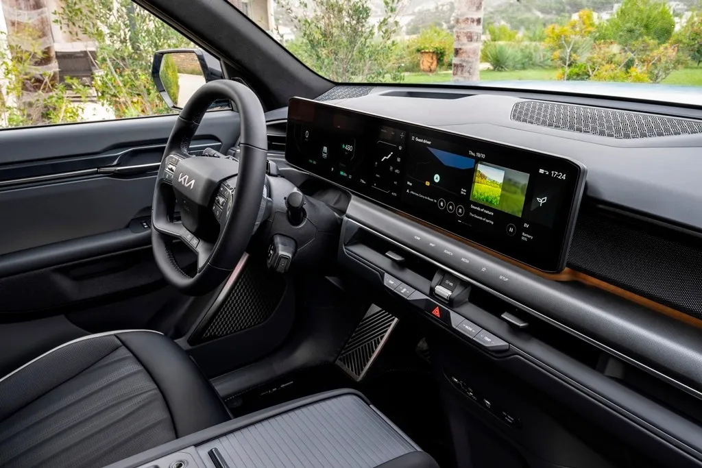 Das Innere zeichnet 12,3-Zoll-Digitalinstrumente sowie den gleich großen Touchscreen zum Bedienen des Infotainments.