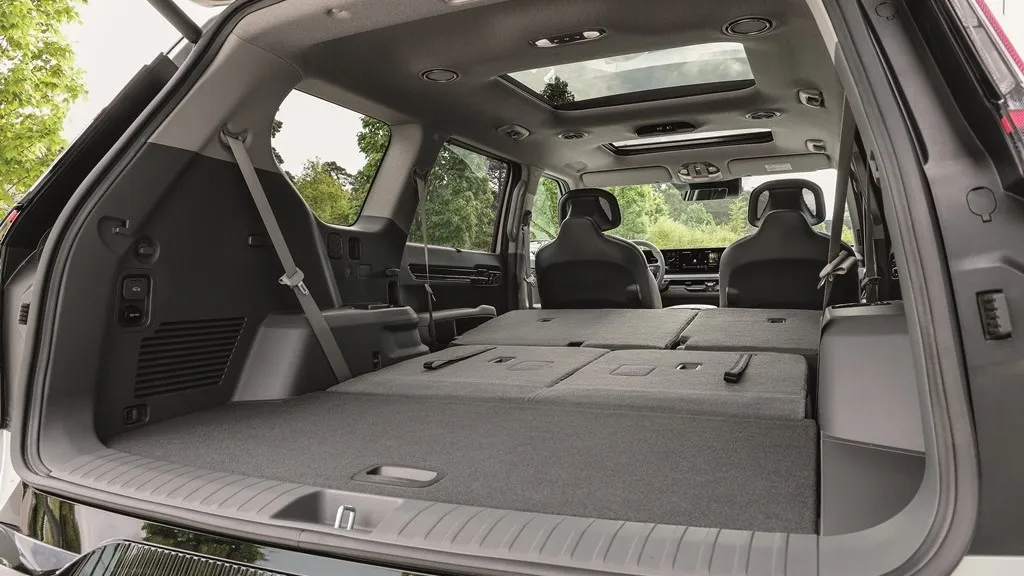 Bis zu sieben Sitze und maximal 2.393 Liter fasst das E-SUV.