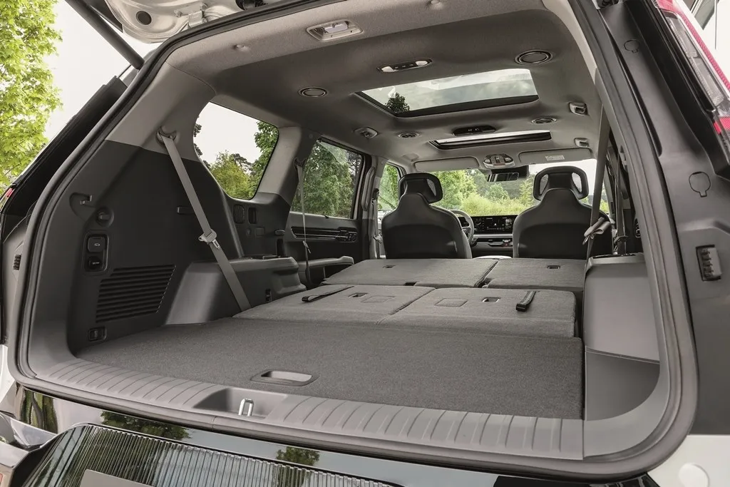Bis zu sieben Sitze und maximal 2.393 Liter fasst das E-SUV.