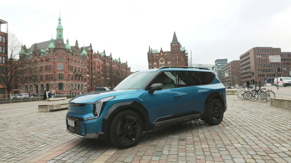 Praxistest in Hamburg: der Kia EV9 zwischen Speicherstadt und Hafen-City.