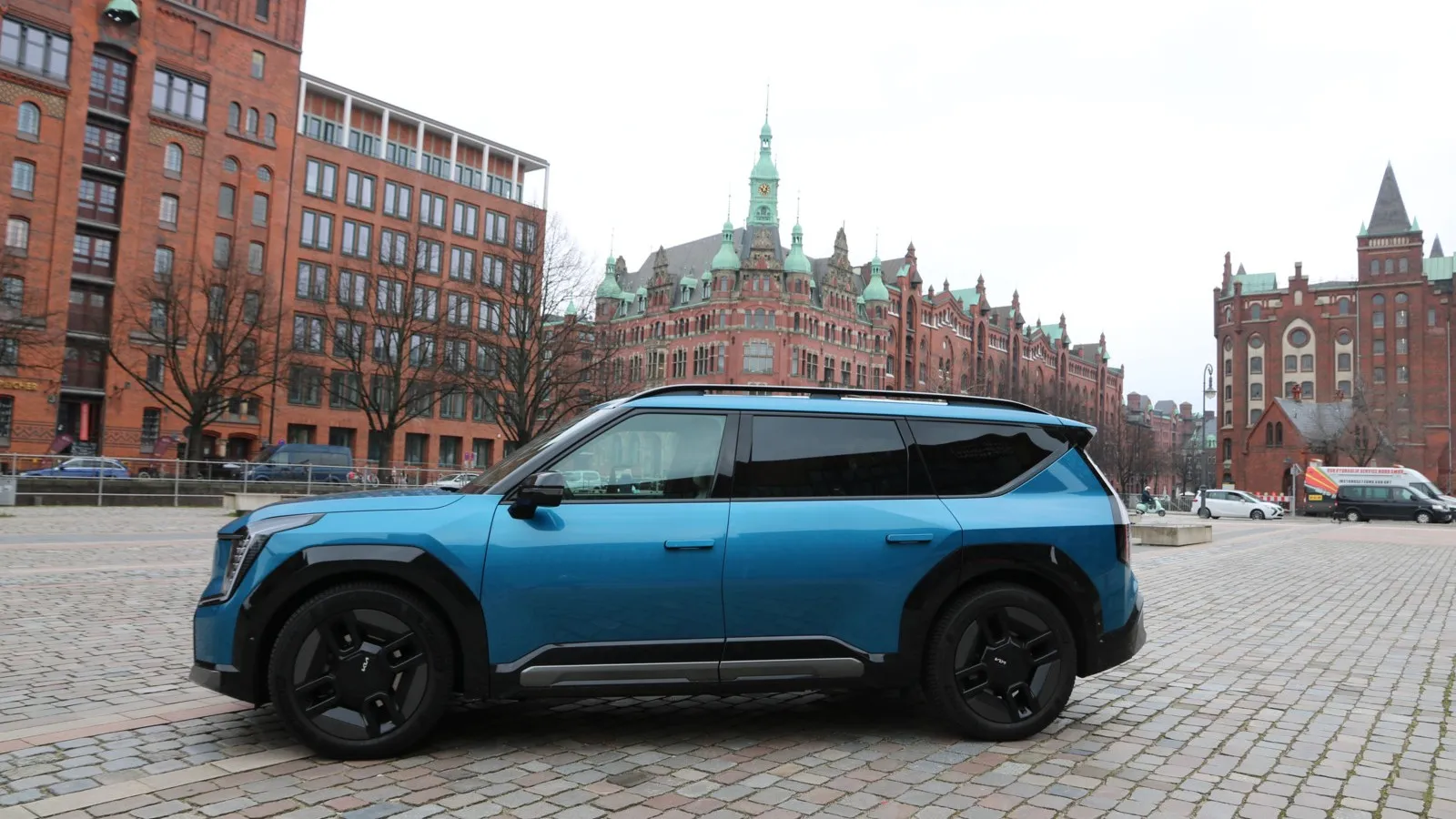 Das wuchtige Design, über fünf Meter Länge und knapp zwei Meter Breite machen die Fahrt in der Großstadt eher unangenehm.
